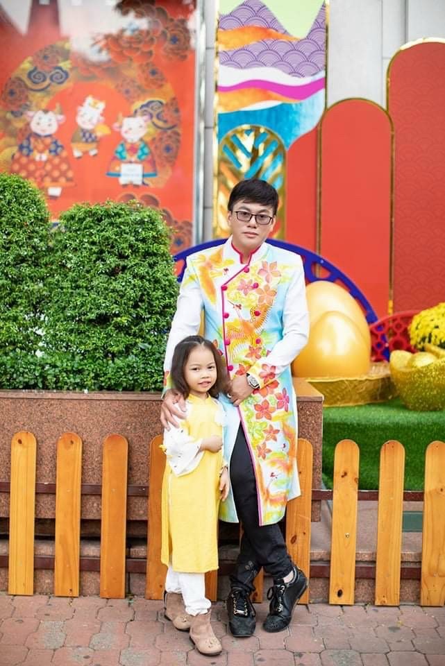 Với Tommy Nguyễn, anh dành hết tâm huyết với những tà áo thướt tha tôn lên vẻ yêu kiều, duyên dáng của các cô gái Việt, giúp cho các bạn trẻ luôn nhớ đến truyền thống và cội nguồn dân tộc cho dù đang sinh sống ở bất cứ nơi nào trên thế giới. Ảnh: NSCC.