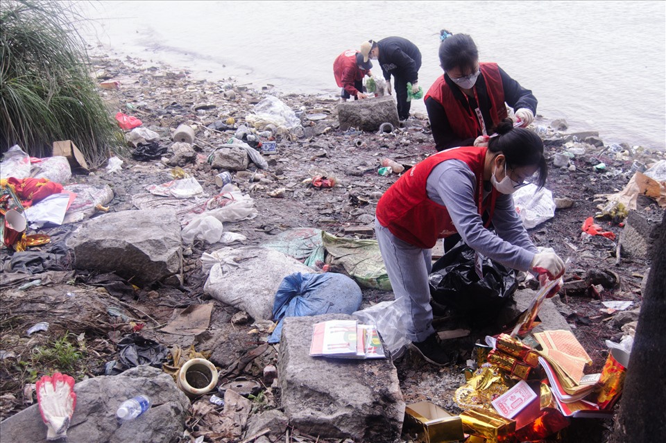 Tàn tro và đồ hóa vàng cũng được nhóm tình nguyện đưa xuống tận bờ sông Hồng hóa và rải, tránh tình trạng người dân đứng trên cầu ném xuống gây ô nhiễm.