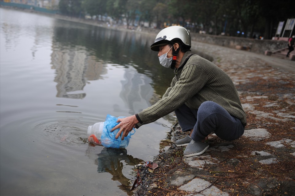 “Giá cá năm nay lên một chút, chênh lệch không đáng kể, điều tôi quan tâm chỉ mong năm mới toàn dân bình an, hết dịch”, Ông Nguyễn Đình Thanh chia sẻ.