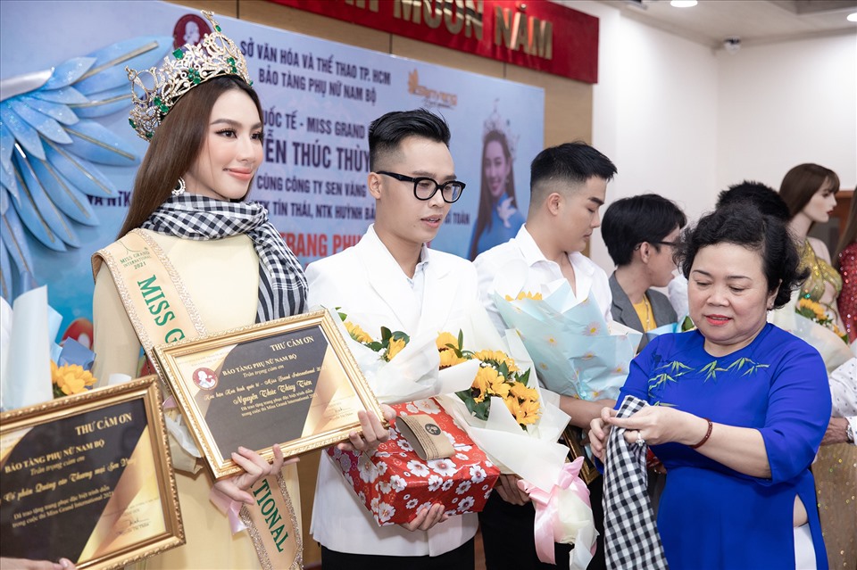 Hoa hậu Thùy Tiên tại buổi trao tặng trang phục thi quốc tế. Ảnh: NSCC.