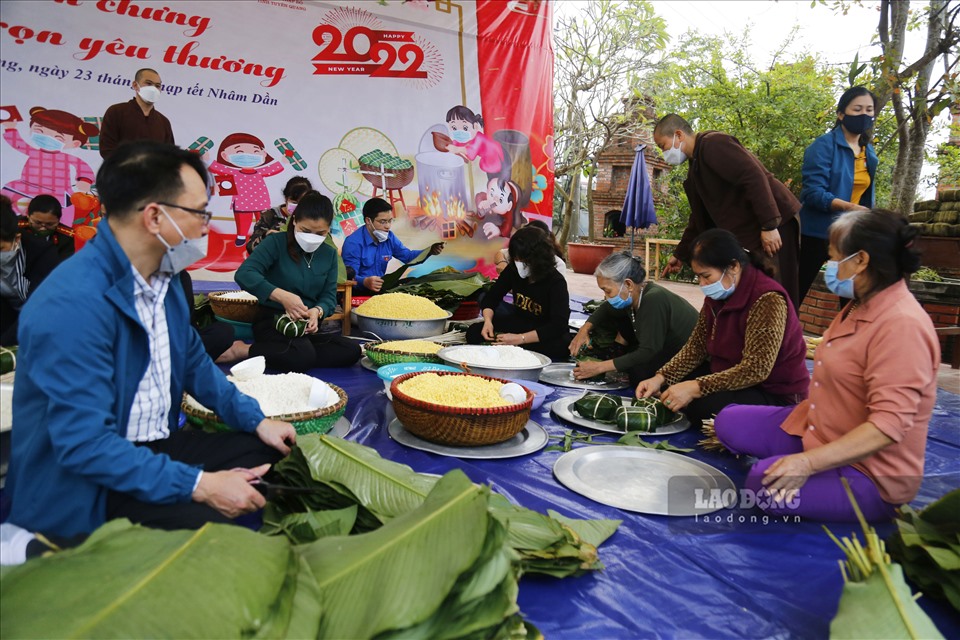 Cũng trong dịp này Giáo hội Phật giáo Việt Nam tỉnh Tuyên Quang phối hợp với các tổ chức, cá nhân gói hàng trăm chiếc bánh trưng gửi tặng tới người nghèo, người có hoàn cảnh khó khăn đón Tết.