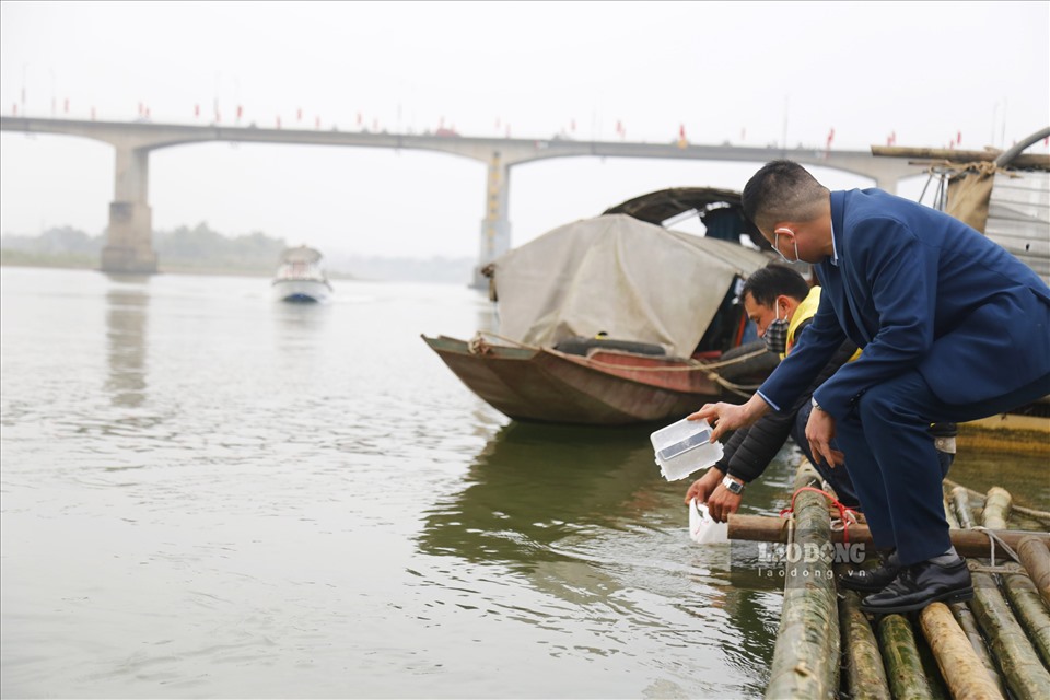 Anh Trần Hoàng Anh (tổ 9 phường Minh Xuân, T.P Tuyên Quang) cho biết: “Từ nhiều năm nay đã không dùng túi ni lông để đựng cá mà dùng các hộp nhựa trong nhà, sau khi thả cá xong sẽ rửa đi và dùng cho việc khác. Góp một phần nhỏ bé của mình để bảo vệ môi trường thôi“.