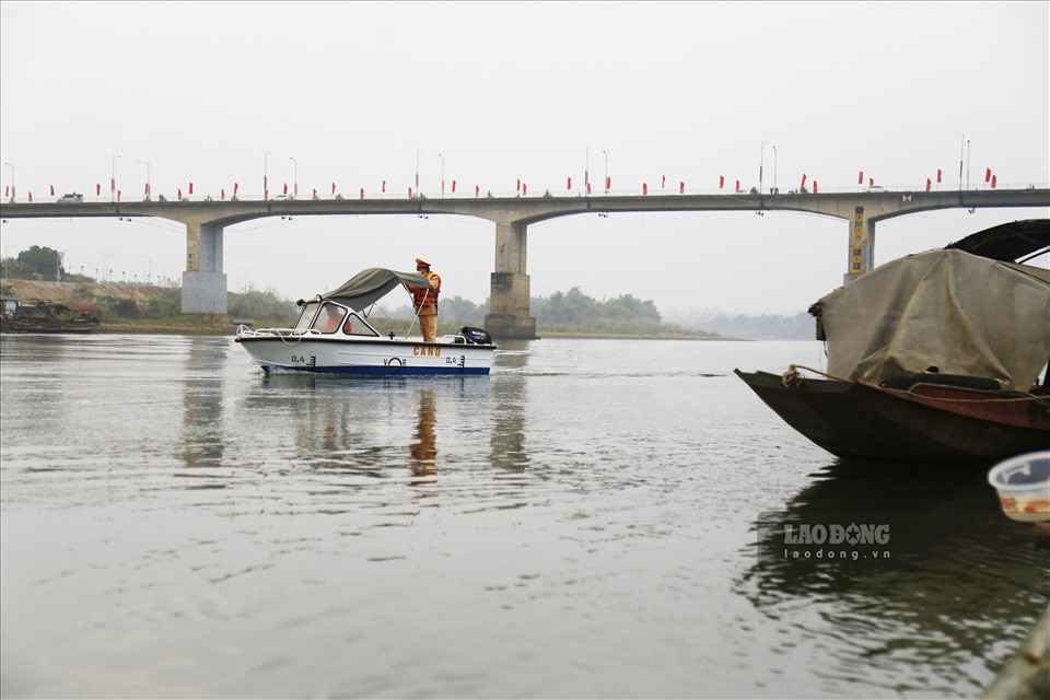 Để đảm bảo an toàn cho người dân thả cá, lực lượng CSGT thường xuyên tổ chức tuần tra, kiểm soát dọc tuyến sông Lô.