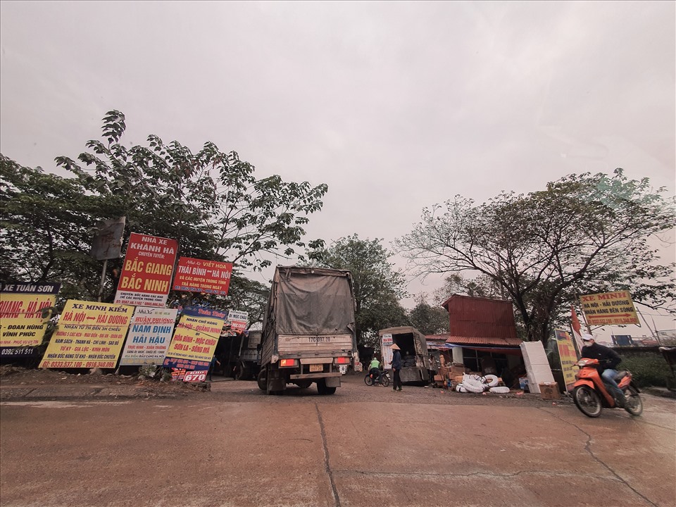 Mỗi ngày có hàng trăm xe tải giao nhận hàng hoá tại điểm tập kết dưới gầm cầu Vĩnh Tuy.