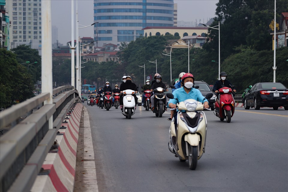 Người và phương tiện tấp nập trên cầu Trung Hoà.