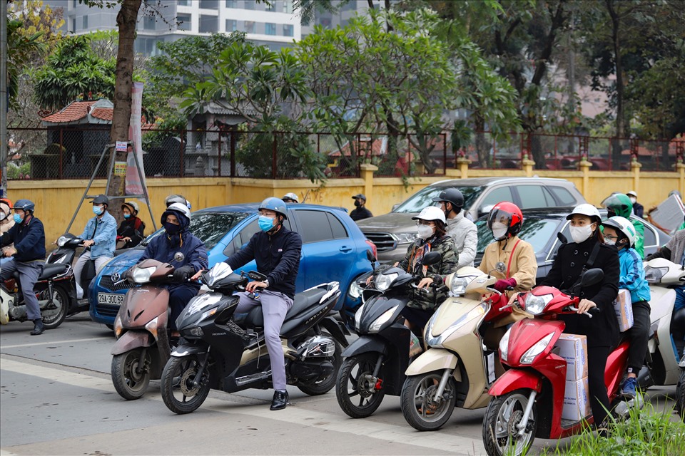 Nhiều người phải chờ 2 nhịp đèn đỏ mới qua được ngã tư trên đường Lê Văn Lương.