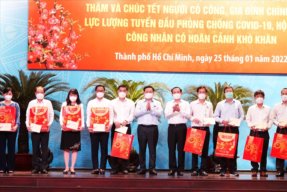 Chủ tịch Quốc hội Vương Đình Huệ và Bí thư Thành ủy TPHCM tặng quà Tết cho các cá nhân