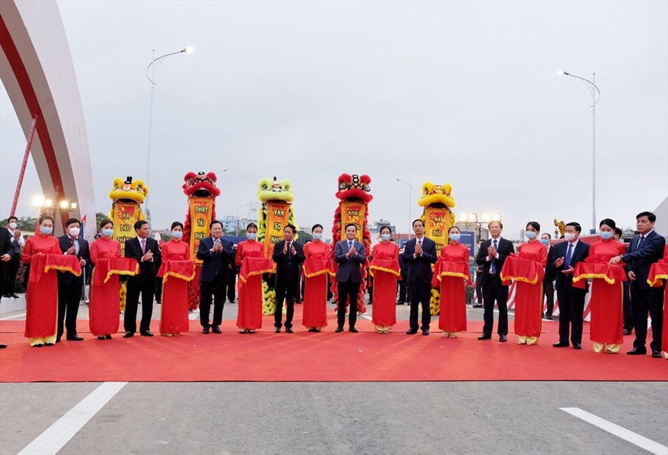 Phó Thủ tướng Chính phủ Lê Văn Thành cùng các đại biểu cắt băng thông xe kỹ thuật công trình cầu Rào. Ảnh: Nguyễn Hồng Phong