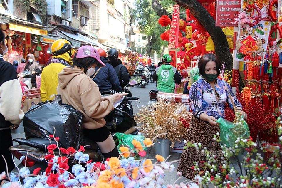 Điểm đặc biệt của chợ hoa Tết truyền thống là chỉ họp một lần duy nhất trong năm, bắt đầu từ ngày 15 cho đến ngày 30 tháng Chạp và càng gần Tết thì càng đông vui, tập nập tạo nên một không gian náo nhiệt mang đậm không khí Tết Hà Thành.