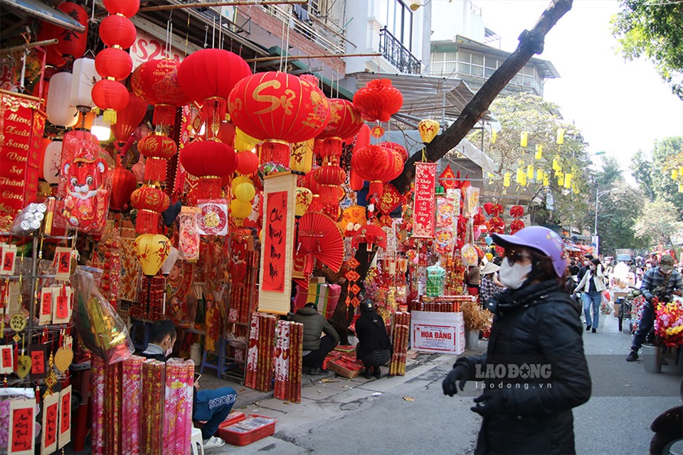 Càng gần Tết Nguyên đán, không khí trên khu chợ hoa cổ nhất Hà Nội này càng thêm nhộn nhịp, đông đúc. Những con phố nổi tiếng khu vực chợ hoa này đã chuyển sang sắc đỏ từ cuối tháng 12.