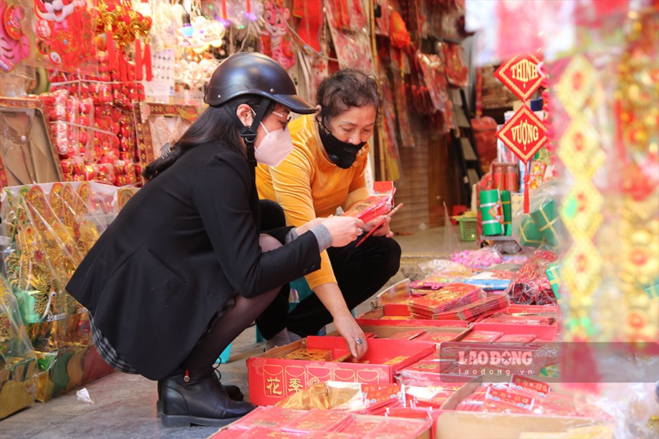 Từ Cầu Giấy, chị Nguyễn Thu Hà (40 tuổi) đi gần 7km để lên chợ hoa Hàng Lược (Hoàn Kiếm) xem không khí và mua sắm đồ chuẩn bị dịp Tết nguyên đán Nhâm Dần.