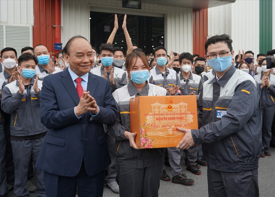Chủ tịch nước tặng quà đại diện công nhân Nhà máy ô tô Vinfast