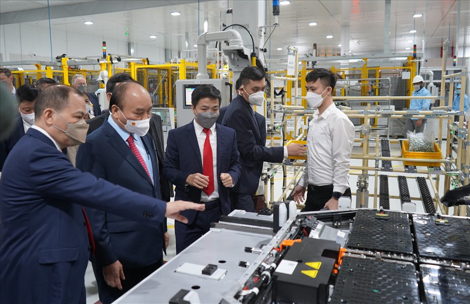 Chủ tịch nước thăm Nhà máy sản xuất ô tô Vinfast của Tập đoàn VinGroup.