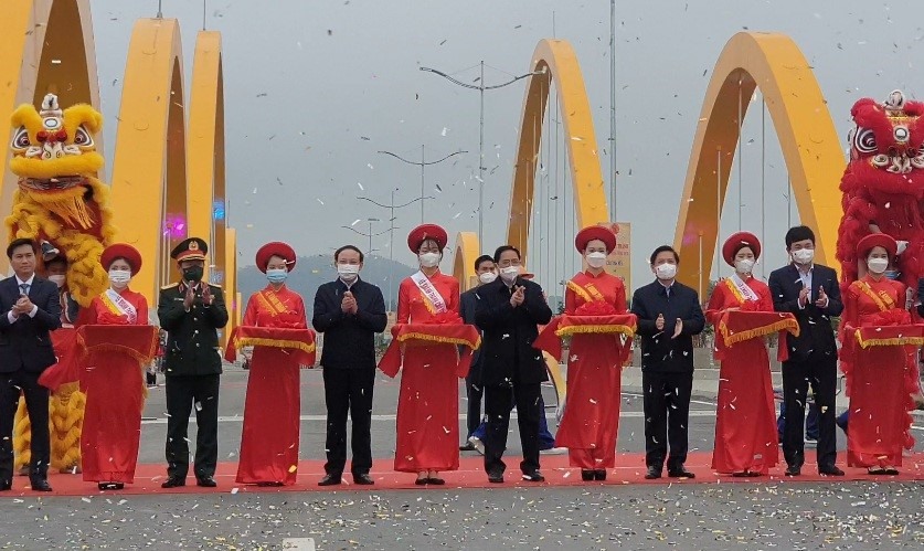 Thủ tướng Phạm Minh Chính và các đại biểu cắt băng khánh thành cầu Tình Yêu. Ảnh: Nguyễn Hùng