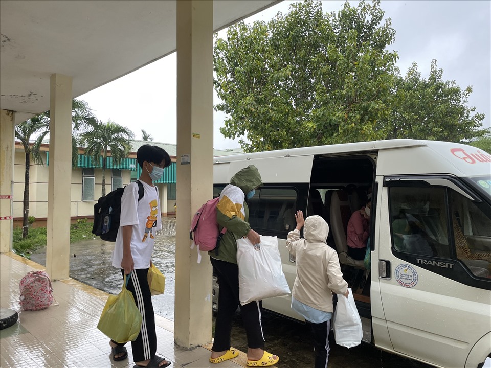Học sinh F0 tại huyện Nam Trà My (tỉnh Quảng Nam) lên đường đi điều trị. Ảnh: NVCC