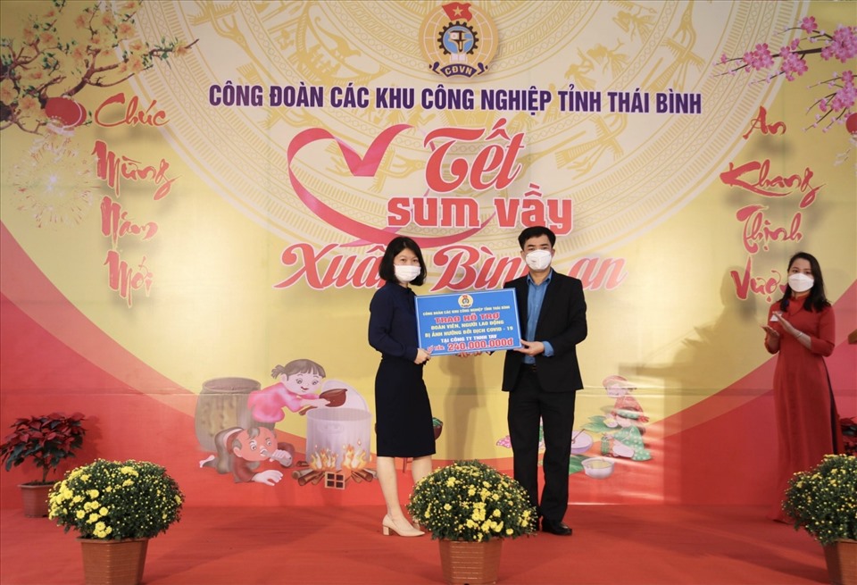 Chủ tịch LĐLĐ tỉnh Thái Bình - Bùi Xuân Vinh trao kinh phí hỗ trợ đoàn viên bị ảnh hưởng bởi COVID -19 tại Công ty TNHH TAV. Ảnh: B.M