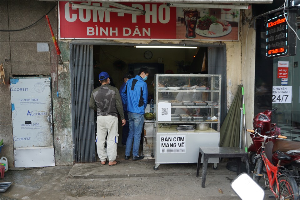 Quán ăn trên địa bàn phường Văn Miếu chỉ được bán mang về.