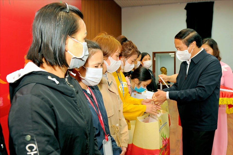 Phó Thủ tướng Lê Văn Thành tặng quà tại Hải Dương chiều ngày 25.1. Ảnh: CTV