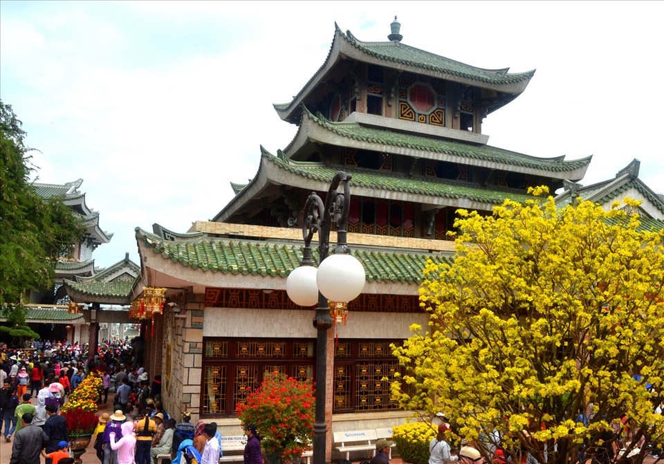 Nhìn bên ngoài, Miếu Bà Chúa xứ Núi Sam như búp sen xanh vươn lên trời cao. Ảnh: LT