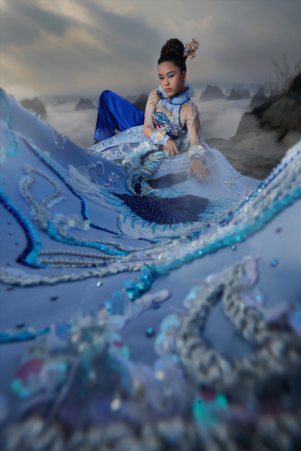 Trong ảnh, “Miss Eco Teen International” hòa mình với thiên nhiên, với đất trời, sông nước trong trang phục áo dài đặc sắc. Ảnh: Trần Quang Vũ.