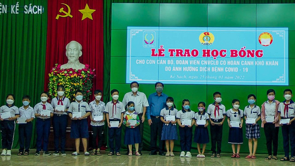 Đồng chí Nguyễn Thanh Sơn - Chủ tịch LĐLĐ tỉnh Sóc Trăng và đồng chí Lâm Long - Giám đốc Công ty TNHH MTV XSKT Sóc Trăng trao học bổng đến các em học sinh.