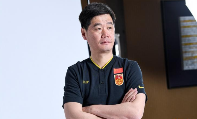 Li Xiaopeng lên thay Li Tie dẫn dắt tuyển Trung Quốc. Ảnh: Sohu