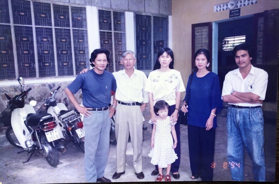 Từ trái sang: Nhà văn Vĩnh Quyền, nhà văn Nguyễn Đắc Xuân, chị Xuân Thảo (thứ 4) và nhà báo Nguyễn Trung Hiếu - 4 thành viên đầu tiên của Văn phòng đại diện Báo Lao Động tại miền Trung - Tây Nguyên. Ảnh tư liệu