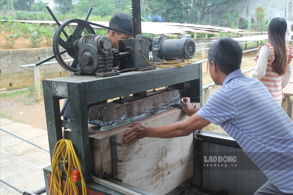 Trao đổi với PV, ông Sơn cho biết: “Nghề này tuy không nặng nhọc nhưng các công đoạn sản xuất miến phải làm liên tục, phải chạy đua với thời tiết, vì mưa thì không làm được gì cả nên khi thời tiết thuận lợi là phải dốc sức làm. Nhưng đây là nghề mà cha ông để lại, hơn nữa sản phẩm làm đến đâu đều được Hợp tác xã sản xuất và kinh doanh miến đao Giới Phiên thu mua đến đấy với giá hợp lý nên cuộc sống của dân làm miến cũng được cải thiện nhiều“.
