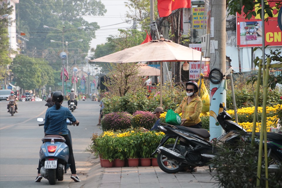 Đây là đường Bạch Đằng dọc bờ sông Sài Gòn, tại thành phố Thủ Dầu Một Bình Dương. Khác với năm 2021 dịch bệnh căng thẳng, tâm lý người dân lo sợ thì năm nay hoa Tết đã xuống chợ, tâm lý cũng thoải mái hơn.
