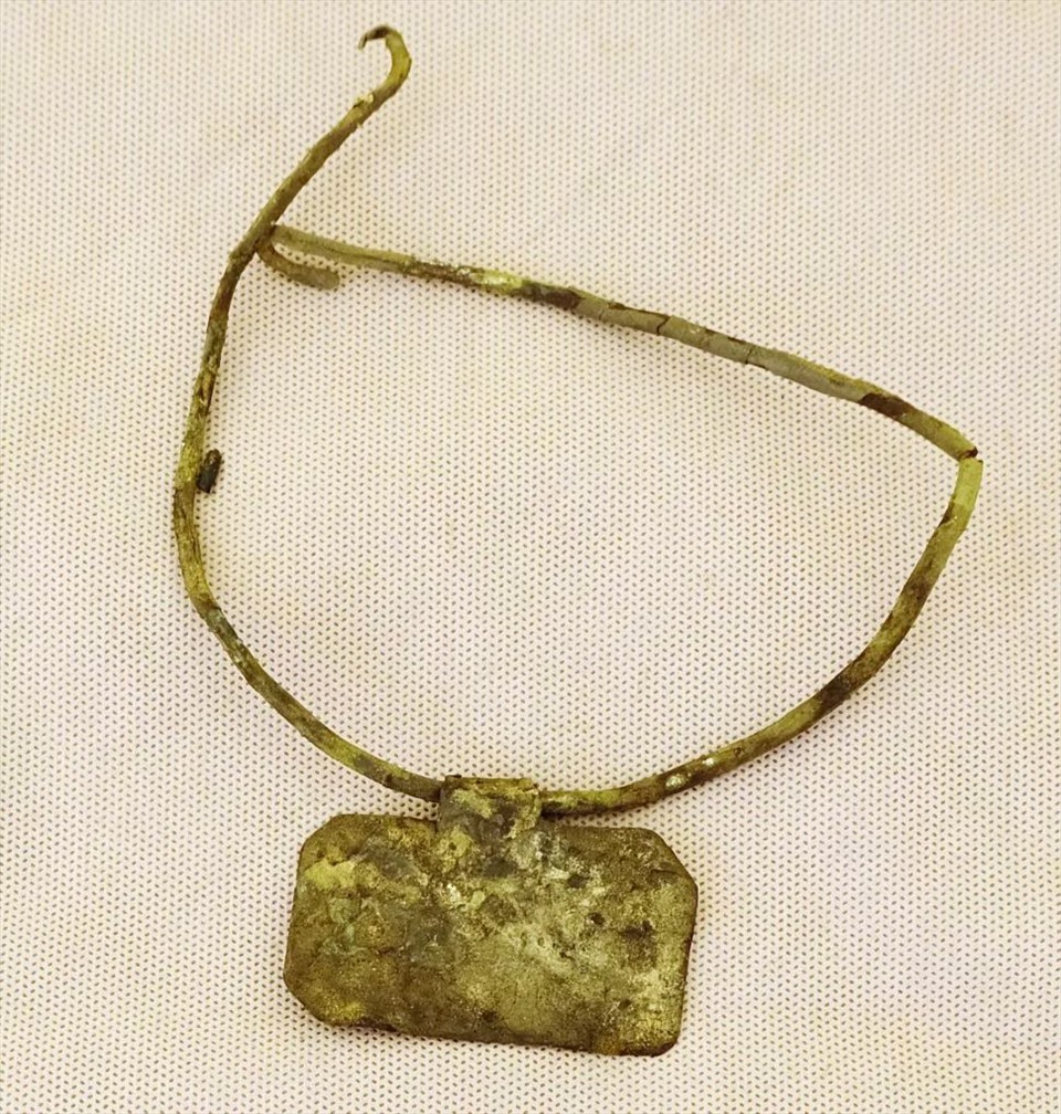 Một chiếc vòng cổ bằng đồng có dòng chữ Nikostratos được tìm thấy bên cạnh một xác ướp. Ảnh: Đại học Milan