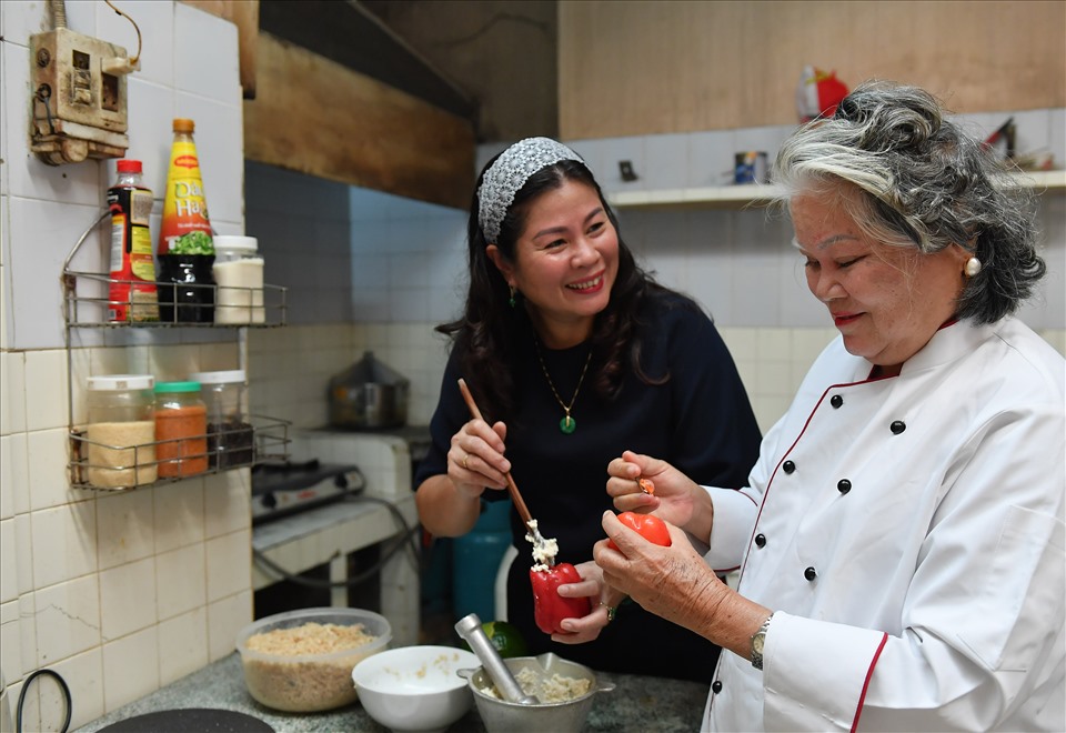 Mệ và con gái - chị Phan Tôn Gia Hiền, nghệ nhân ưu tú ẩm thực.