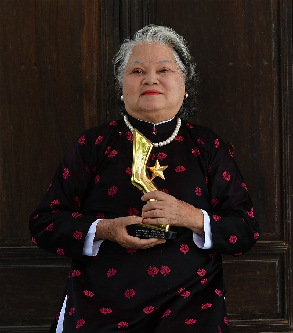 Mê đã nhận nhiều danh hiệu, giải thưởng trong nước và quốc tế trong đó chiếc cúp Bàn tay vàng là Mệ thích nhất.