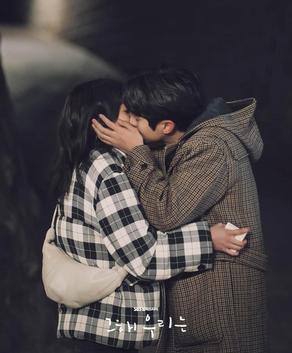 Kết hạnh phúc cho cặp đôi Choi Ung - Yeon Soo. Ảnh: SBS