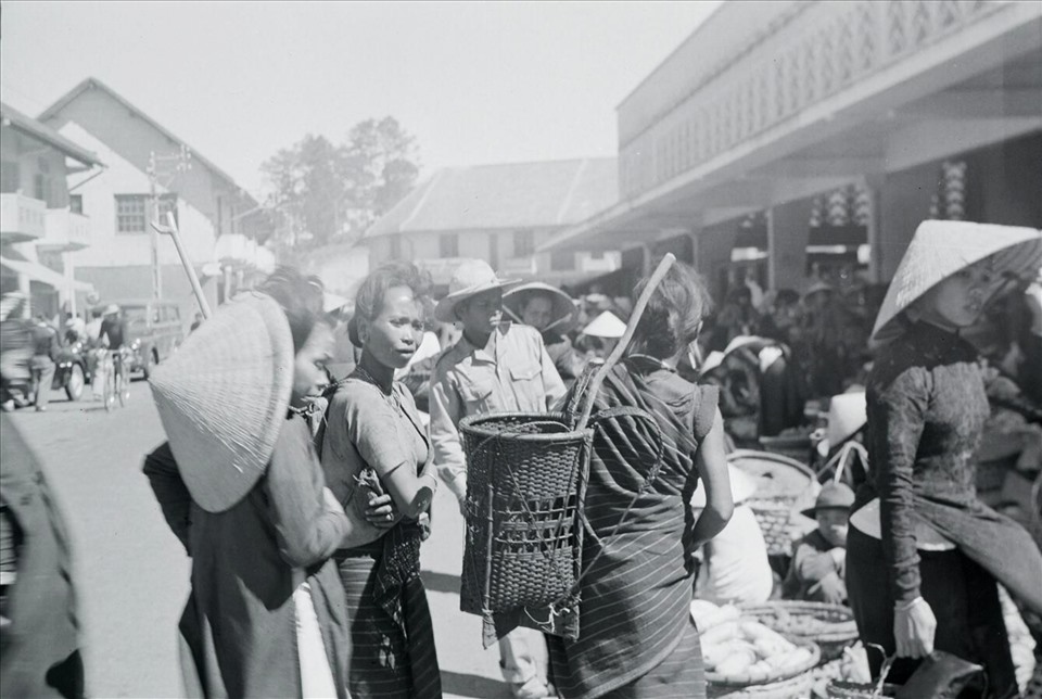 Cảnh mua bán bên trong chợ Đà Lạt cũ (nay là rạp Hòa Bình) vào năm 1937. Ảnh: Postcard