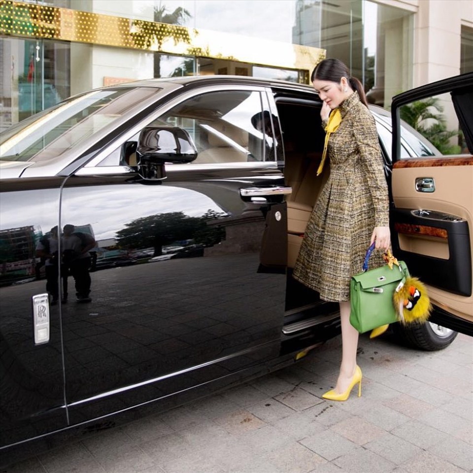Không chỉ có du thuyền triệu đô, Lý Nhã Kỳ còn là chủ nhân của chiếc Rolls-Royce Ghost trị giá 1,8 triệu USD (hơn 40,7 tỉ đồng). Người đẹp sử dụng phương tiện để đi lại trong thành phố, phục vụ cho công việc, sự kiện hay các cuộc họp kinh doanh.... Ngoài ra, nữ diễn viên còn sở hữu một chiếc Jaguar F-Type R Convertible có giá khoảng 500.000 USD (hơn 11,3 tỉ đồng).