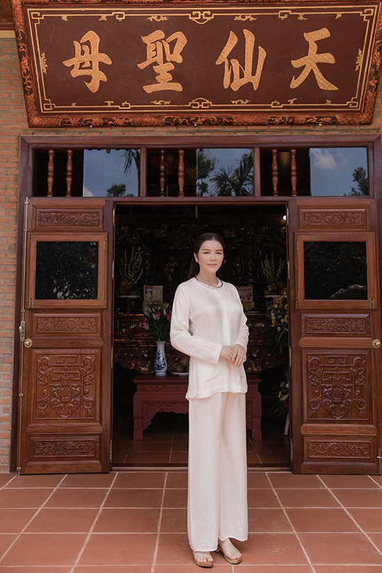 Ngôi nhà mang đậm kiến trúc Việt Nam với loạt nội thất được làm từ gỗ quý và lợp ngói đỏ.
