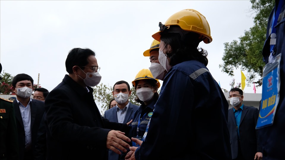 Người lao động ở Công ty than Đèo Nai- TKV được Thủ tướng Chính phủ Phạm Minh Chính ân cần thăm hỏi, Ảnh: T.N.D
