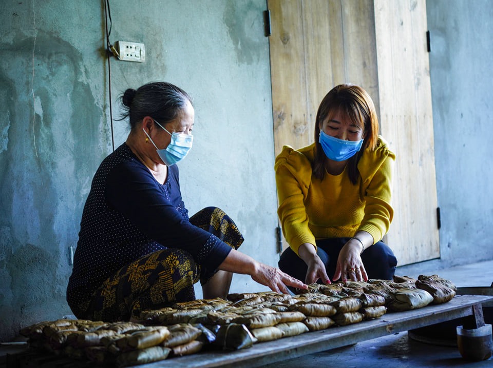 Gần đó là nhà bà Nguyễn Thị Xuân cũng có nhiều đời làm bánh gai truyền thống. Bánh gai bà Xuân làm thơm, ngon, dẻo không giống bất kỳ nơi nào, có lẽ cũng vì vậy mà làm ra đến đâu bán hết ngay đến đó.