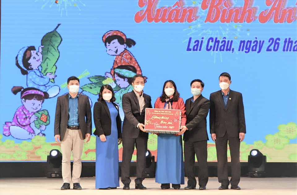 Đồng chí Trần Tuấn Anh - Ủy viên Bộ Chính trị, Trưởng Ban Kinh tế Trung ương tặng quà Tết cho Tập thể thuộc Liên đoàn Lao động tỉnh Lai Châu.