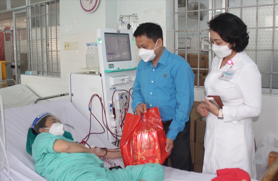 Ông Bùi Đăng Thành-Phó Chủ tịch LĐLĐ Khánh Hoà gửi lời chúc bệnh nhân sớm khỏe mạnh để sớm được ra viện về đón xuân cùng gia đình. Ảnh: Hữu Long