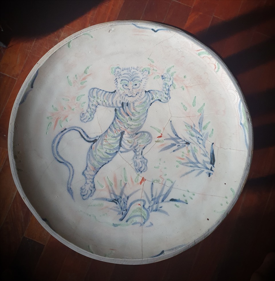 Hổ rình mồi và vũ điệu hổ, gốm Tam Thái, thế kỷ 15, sưu tập Nguyễn Dòng.
