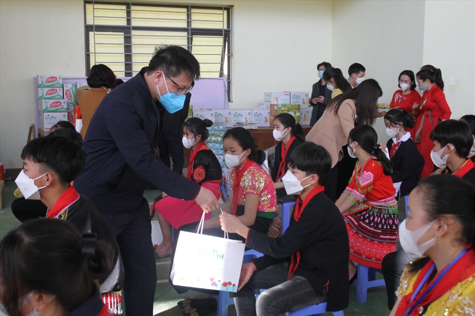 Chủ tịch Công đoàn Giáo dục Việt Nam Nguyễn Ngọc Ân trao quà cho thầy cô giáo và các em học sinh. Ảnh HA