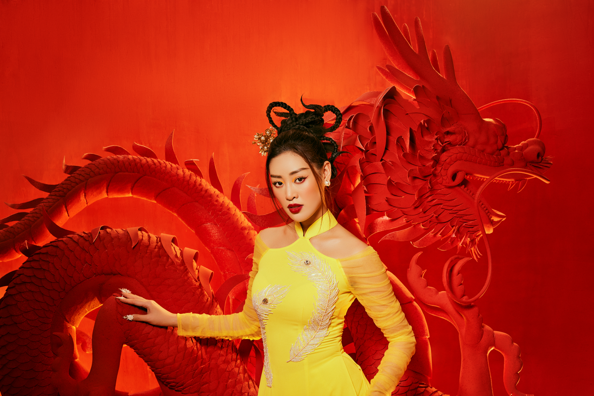 Khoác lên người chiếc áo dài truyền thống, Hoa hậu Khánh Vân khoé khoa đường cong vóc dáng, như thân Rồng uyển chuyển uốn lượn.