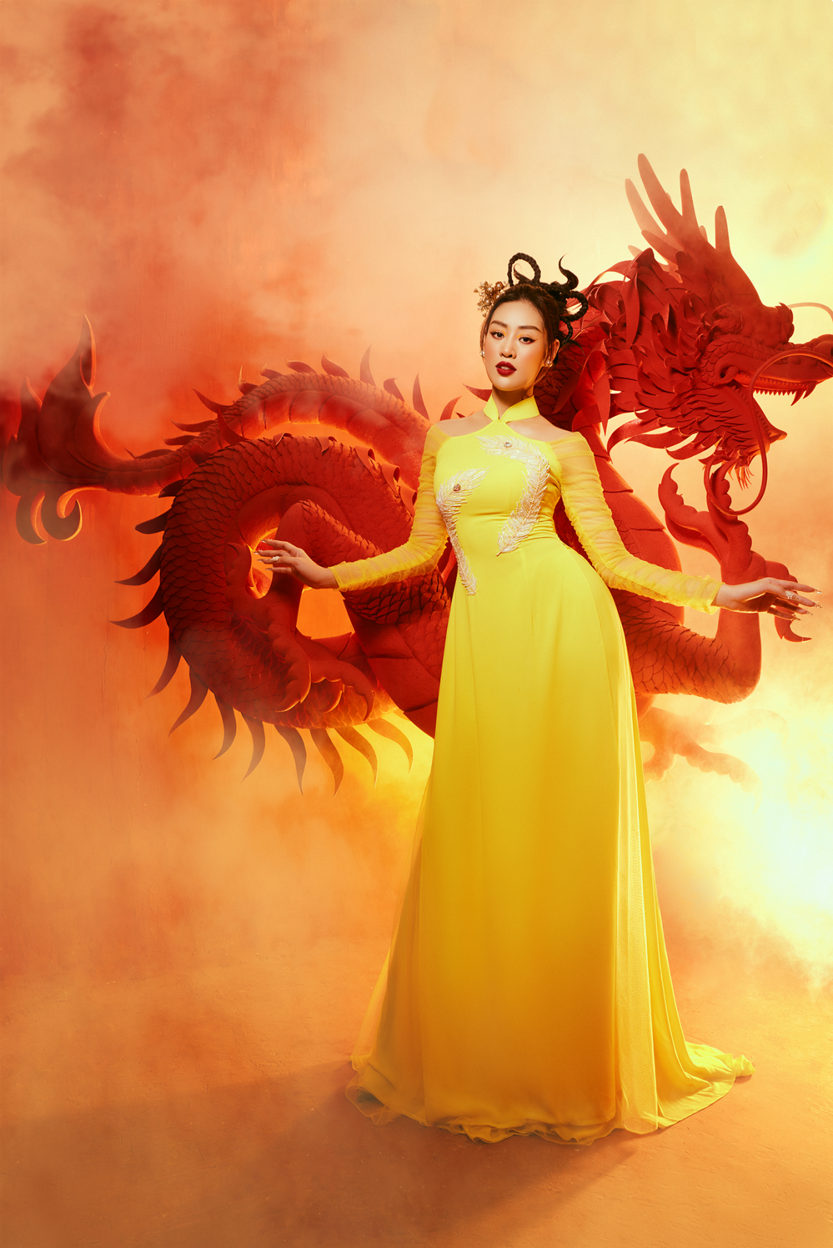 Chọn phong cách trang điểm thuần châu Á và kiểu tóc búi cách điệu, Hoa hậu Khánh Vân còn tái hiện lại hình ảnh người phụ nữ phương Đông dịu dàng nhưng không kém phần thu hút một cách bí ẩn – nét đẹp của sự duyên dáng, truyền thống.