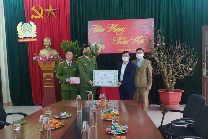 Ông Nguyễn Văn Khiển - Phó Chủ tịch TT LĐLĐ tỉnh Sơn La thăm, chúc Tết tiểu đoàn cơ động và bệnh viện Đa khoa tỉnh.