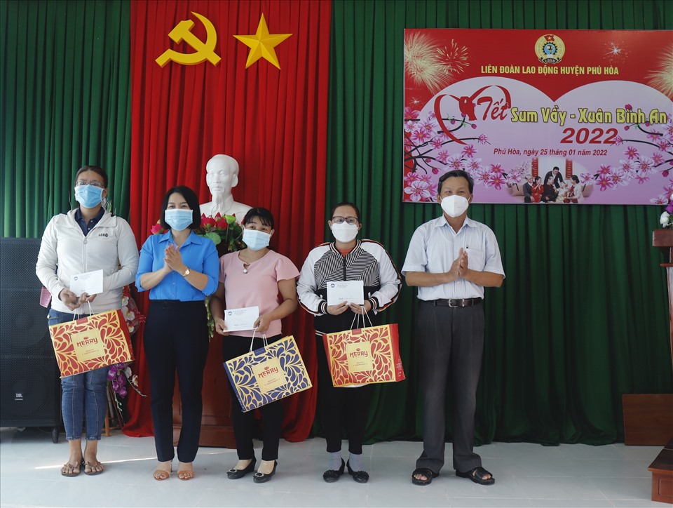 Công nhân, viên chức, lao động huyện Phú Hòa được nhận quà Tết.