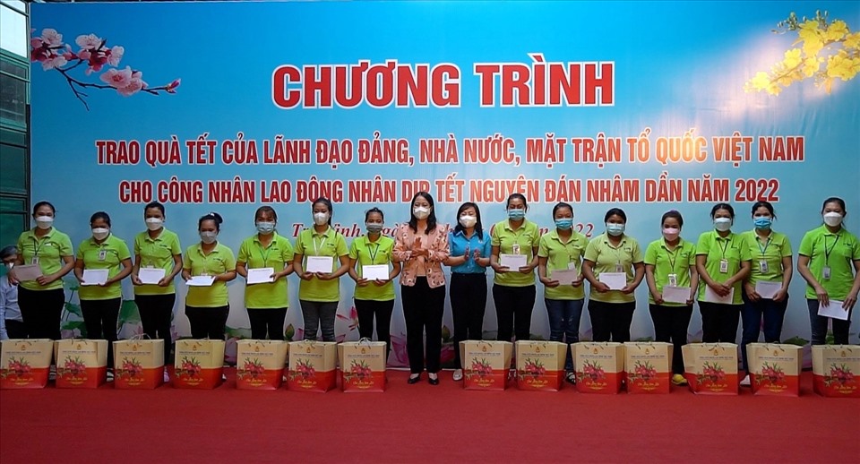 Phó Chủ tịch nước Võ Thị Ánh Xuân và Phó Chủ tịch Tổng LĐLĐ Việt Nam Thái Thu Xương trao quà cho công nhân Công ty TNHH MTV CY VINA.