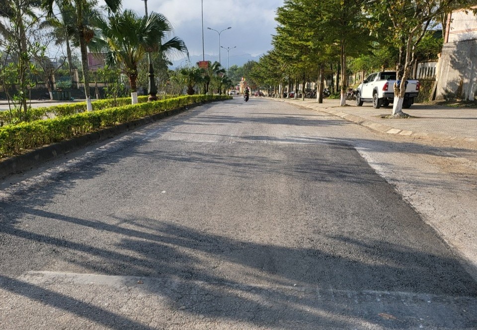 Tuyến đường Hùng Vương ở thị trấn Khe Sanh bị hỏng đã được sửa lại. Ảnh: Hưng Thơ.