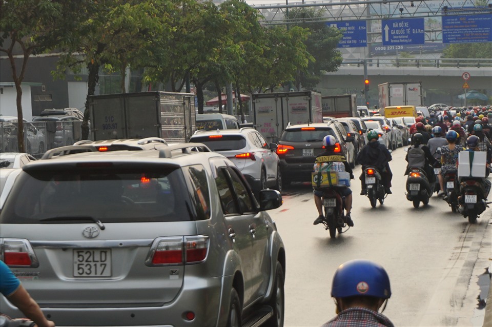 Từ 17h chiều ngày 26.1, dòng xe cộ đông đúc di chuyển chậm trên đường Bạch Đằng (quận Tân Bình) hướng về sân bay Tân Sơn Nhất.