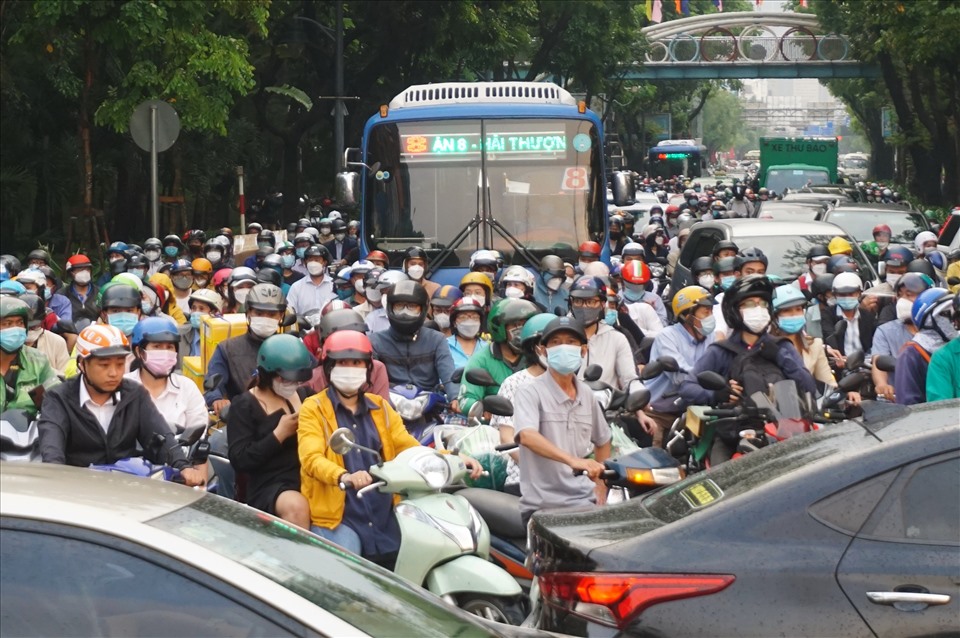 Dòng xe trên đường Trần Quốc Hoàn chặn đứng dòng xe trên đường Phan Thúc Duyện khiến hàng nghìn người chôn chân trên đường.